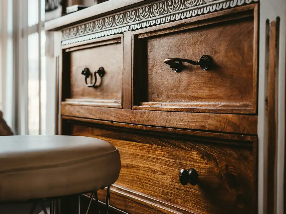 Commode ancienne en bois patiné à poignées en laiton, avant restauration
