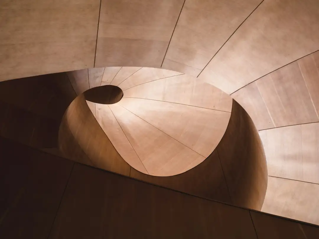 Escalier hélicoïdal entièrement en bois cintré, vu en plongée