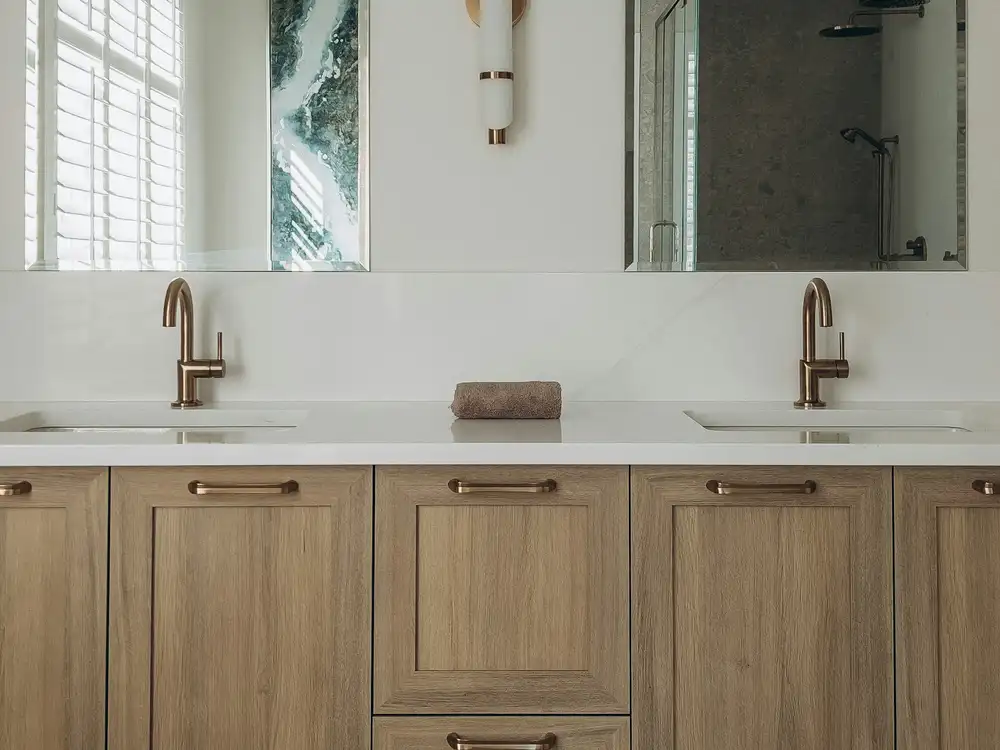 Meuble vasque en chêne à portes à cadre et tiroirs, deux miroirs et robinetterie laiton